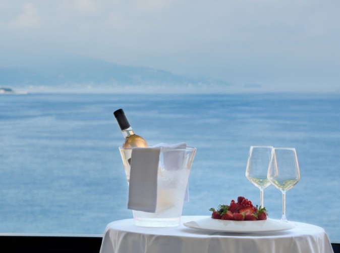 044_Hotel Columbus Monte Carlo - Schoene Aussichten Touristik - Wide sea view and bottle of wine